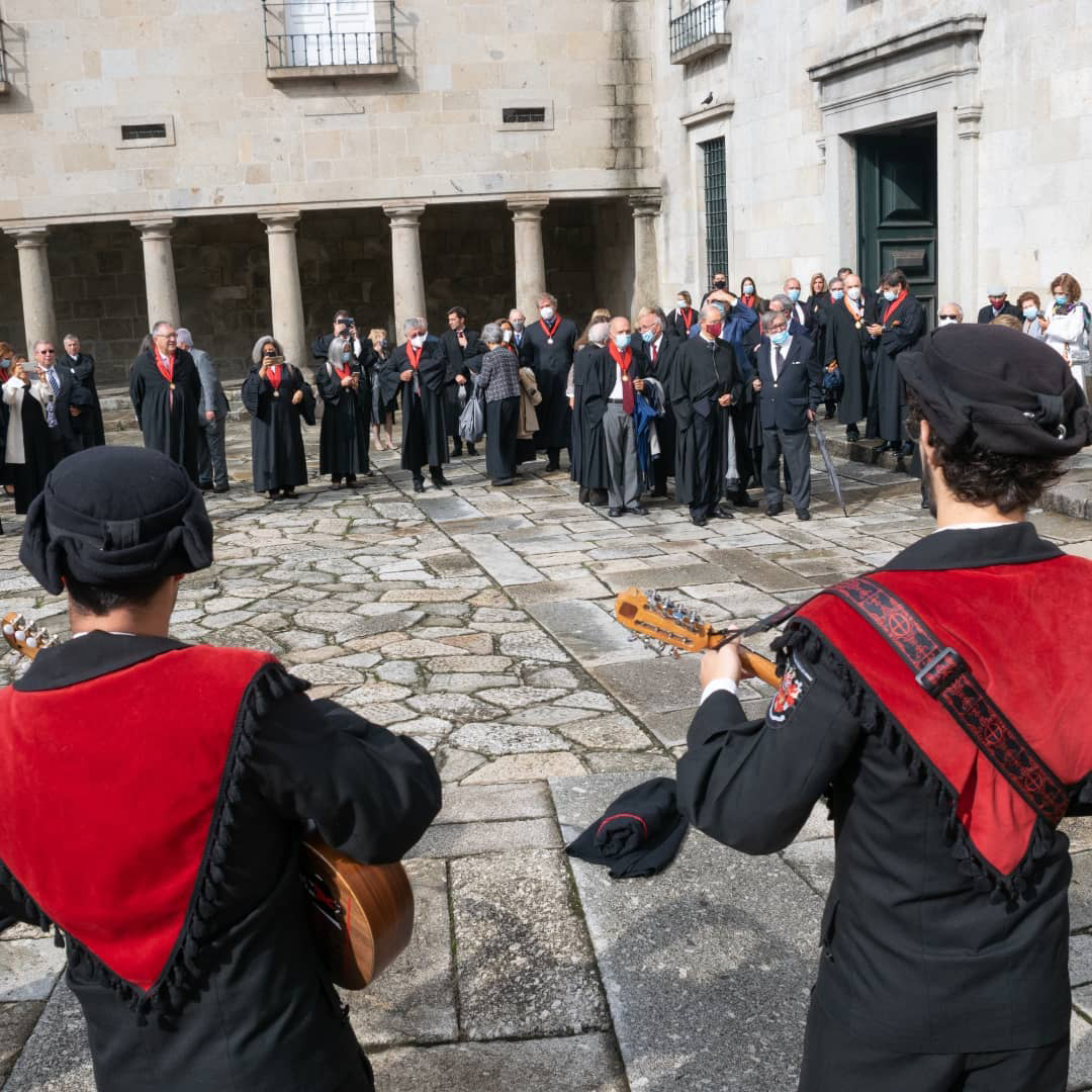 Atuação da Tuna Universitária do Minho em evento institucional