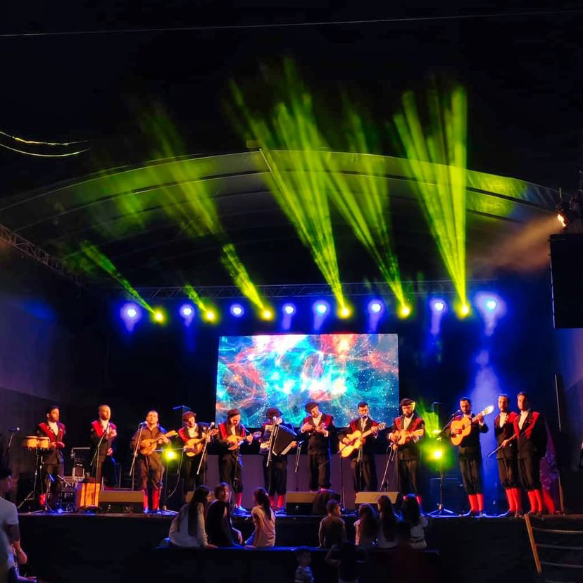 Atuação da Tuna Universitária do Minho em festa popular