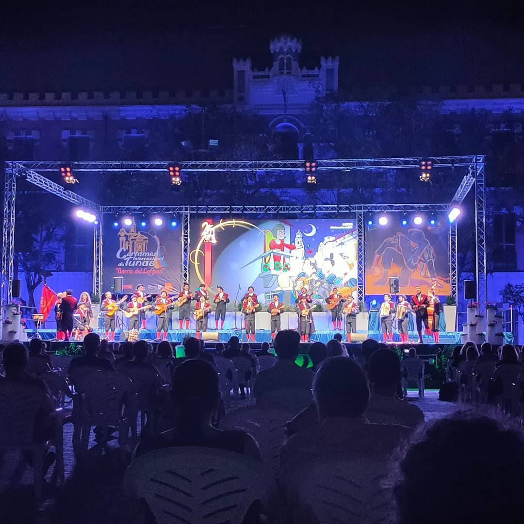 Atuação da Tuna Universitária do Minho em festa